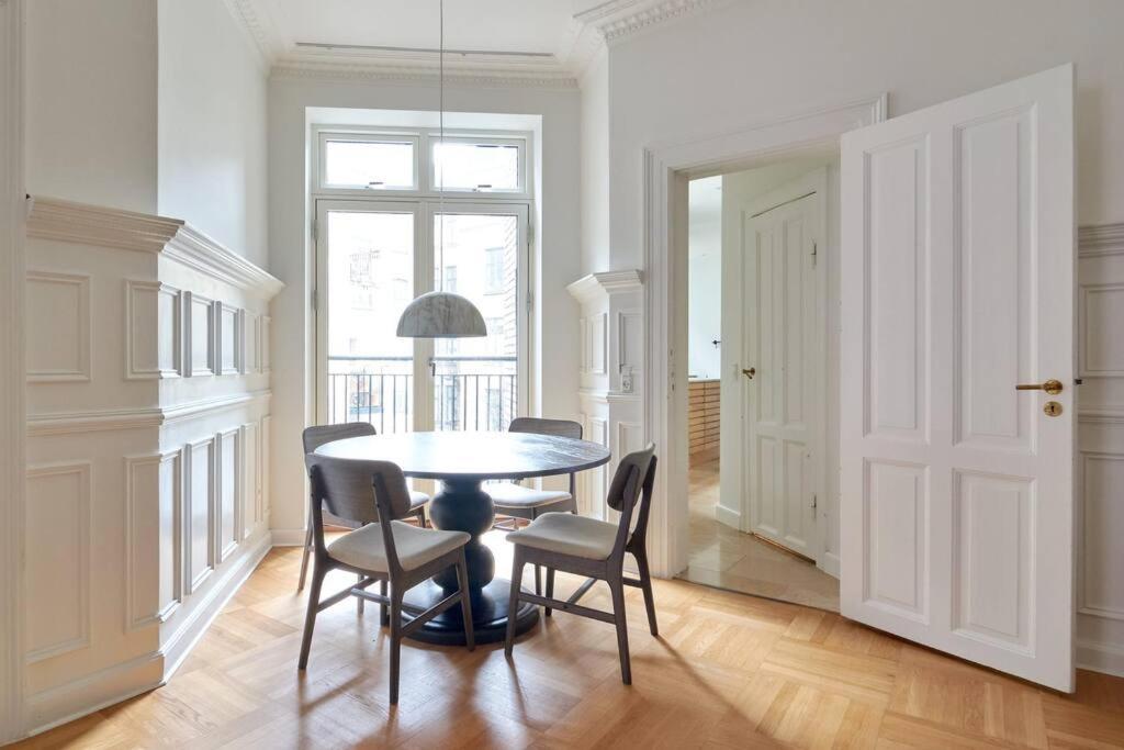 Spacious 3 Bedroom Manor Flat Next To Tivoli Копенхаген Екстериор снимка