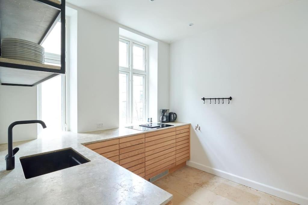 Spacious 3 Bedroom Manor Flat Next To Tivoli Копенхаген Екстериор снимка