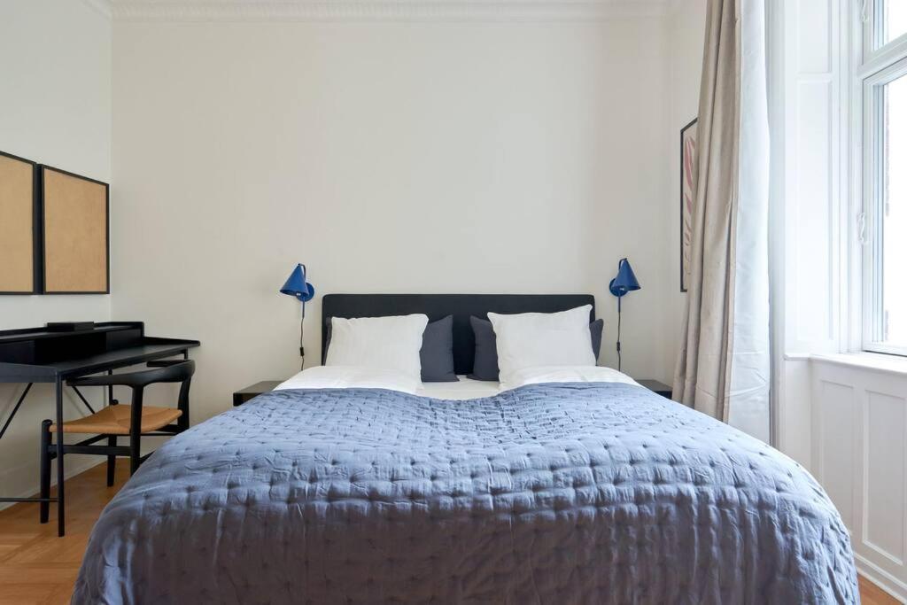 Spacious 3 Bedroom Manor Flat Next To Tivoli Копенхаген Екстериор снимка