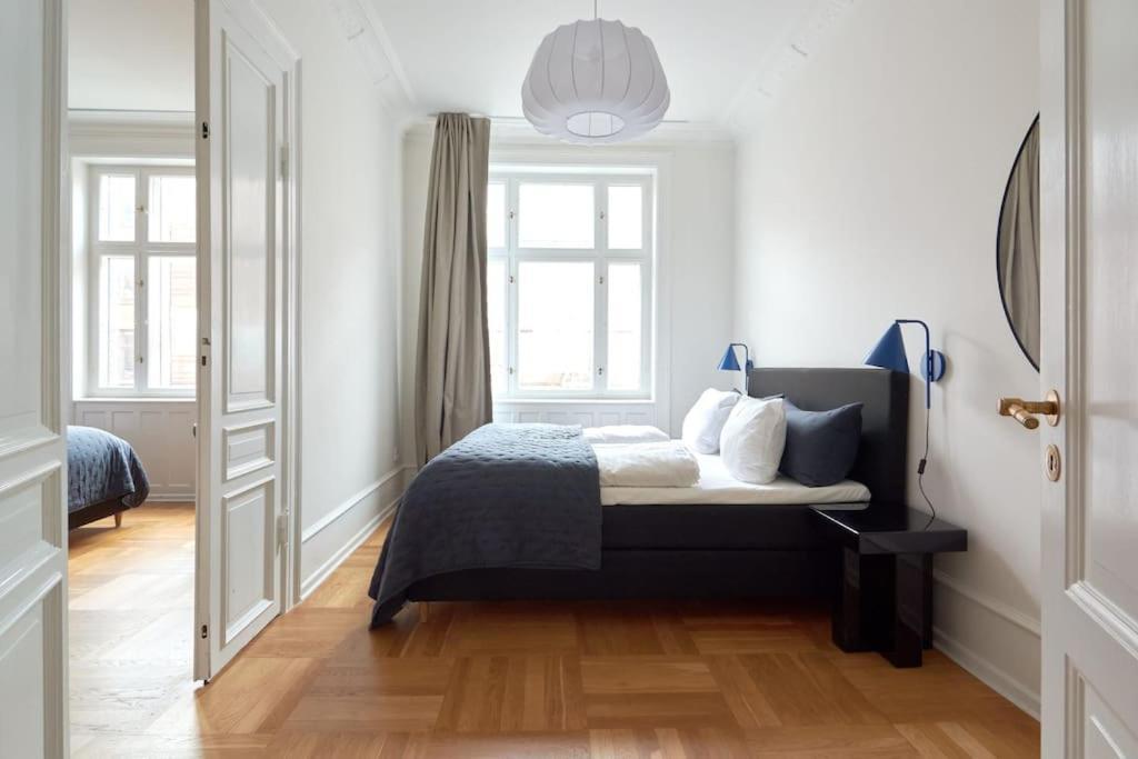 Spacious 3 Bedroom Manor Flat Next To Tivoli Копенхаген Екстериор снимка