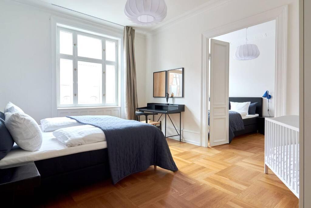 Spacious 3 Bedroom Manor Flat Next To Tivoli Копенхаген Екстериор снимка