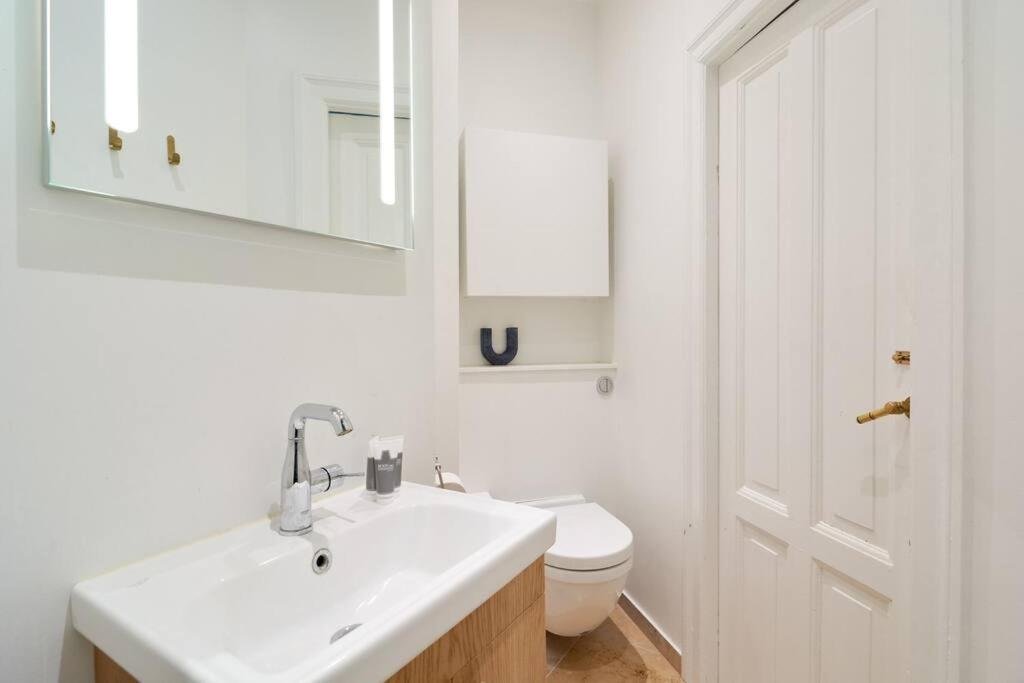 Spacious 3 Bedroom Manor Flat Next To Tivoli Копенхаген Екстериор снимка